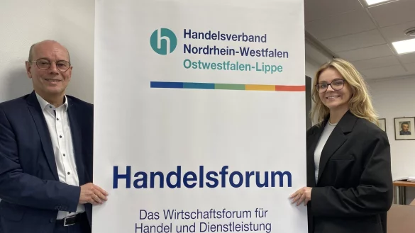 Handelsverbands-Chef Thomas Kunz und Mia Reckersdrees von Bielefeld Marketing, die sich um die Organisation des Handelsforums k&uuml;mmert. - &copy; Martin Krause