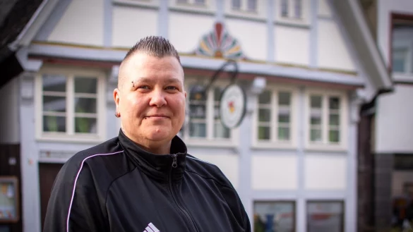 Caro hat es nach &uuml;ber 20 Jahren Obdachlosigkeit, Drogensucht und Schicksalsschl&auml;gen zur&uuml;ck in ein geregeltes Leben geschafft. Heute lebt sie in Detmold. - &copy; Raphael Bartling