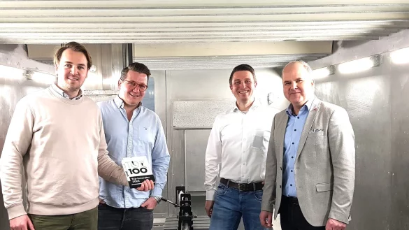 Die Geschäftsführung des Unternehmens, Tim Stricker, Jan Stricker und Markus Tack, mit Schlangens Bürgermeister Marcus Püster in den Firmenräumen. - © Gemeinde Schlangen