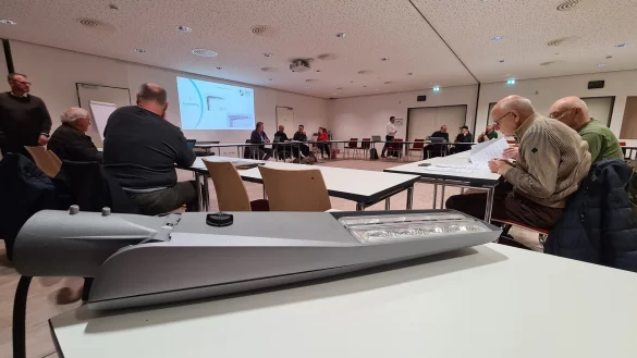 Im Bau- und Planungsausschuss wurden die verschiedenen Leuchtenmodelle gezeigt. - &copy; Nadine Uphoff