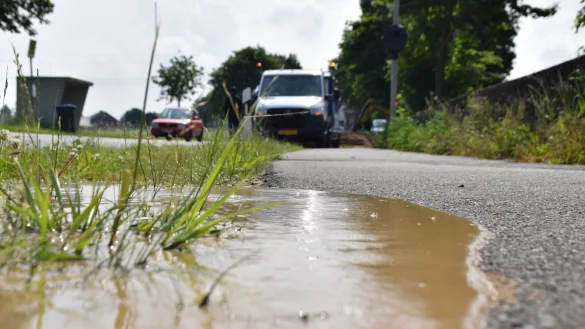 Anfang Juni 2021 stand das Wasser an der Stra&szlig;e Zur Porta: Arbeiter hatten eine Hauptwasserleitung getroffen, mehrere Ortsteile waren ohne Wasser. - &copy; Thomas Lieske/Archiv