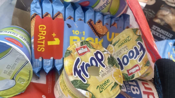 Ein Joghurtbecher kann schnell kaputt gehen - erdr&uuml;ckt von anderen Produkten im Einkaufswagen oder weil er hingefallen ist. Hat der Kunde dann ein Umtauschrecht? - &copy; Silke Buhrmester