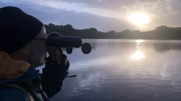 Mit dem Fernglas vor den Augen: So ist Matthias F&uuml;ller all die Jahre oft unterwegs gewesen. - &copy; Archivfoto: Martin Hoster
