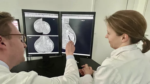 Univ.-Prof. Dr. Dr. med. Michel Eisenblätter, Direktor des Universitätsinstitut für Diagnostische und Interventionelle Radiologie, und Oberärztin Dr. med. Anna J. Höink diagnostizieren einen Tumorherd. - © Klinkum Lippe