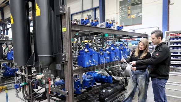 Antonia Garben hat frisch ihre Ausbildung bestanden. Hier bespricht sie in einer f&uuml;rs Foto gestellten Situation Einzelheiten einer Maschine mit Richard Schubert, dem Meister der Elektrowerkstatt,. - &copy; Frank-Michael Kiel-Steinkamp