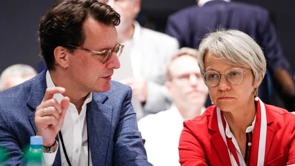 NRW-Ministerpr&auml;sident Hendrik W&uuml;st und Bildungsministerin Dorothee Feller (beide CDU). - &copy; picture alliance / Flashpic | Jens Krick