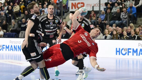 TBV-Kreisl&auml;ufer Jan Brosch setzt sich gegen Erlangens Lutz Heiny durch. - &copy; ISPFD-Nbg.de/Werner F. Sch&ouml;nberger