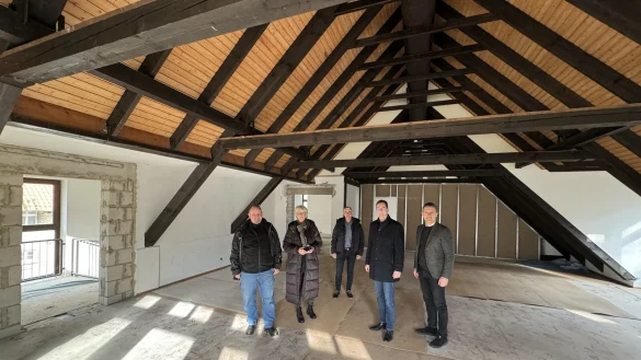 Bauprojektleiter Ingo Kuhn (von links), Petra Lesemann (Geb&auml;udemanagement), Beigeordneter Thorsten Paulussen, B&uuml;rgermeister Matthias Kalkreuter und Architekt Lulzim Maliqi im Dachgeschoss des Haus des Gastes. - &copy; Sven Kienscherf