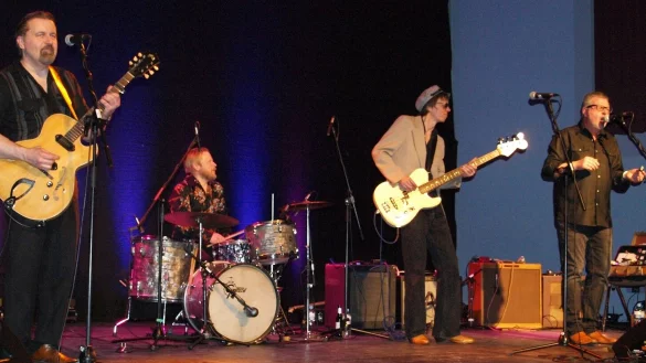 Dieter Kropp gibt alles, um den Blues druckvoll zum Publikum r&uuml;berzubringen - hier seine Show mit dem Tomi Leino Trio aus Finnland. Als Organisator von "Sch&ouml;nen Gru&szlig; vom Blues" w&auml;re er sehr entt&auml;uscht, wenn es nicht weitergeht und beklagt, dass er mit der Plaung in der Luft h&auml;nge. - &copy; Hajo G&auml;rtner