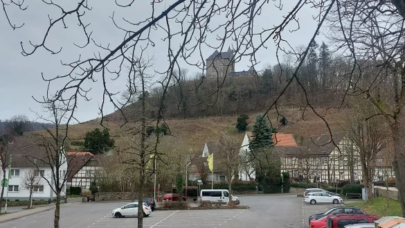 Der Parkplatz Mengersenstraße soll bei einem positiven Förderbescheid als erstes umgebaut werden. - © Michaela Weiße