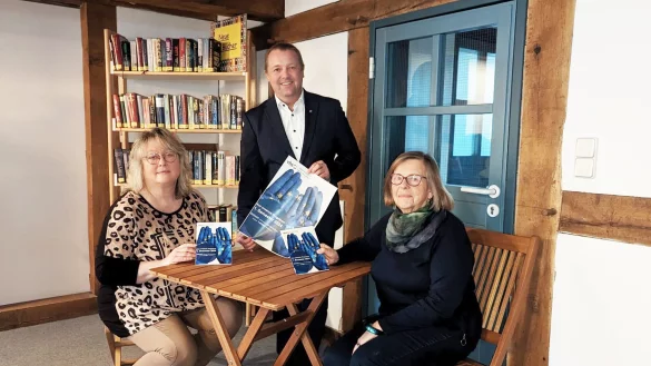 Anja Mayer, Kalletals Bürgermeister Mario Hecker und Heiderose Osterhage (von links) präsentieren das neue VHS-Semesterprogramm. - © VHS