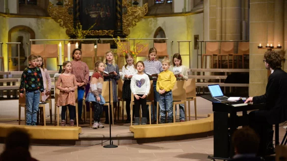 Der St. Nicolai-Kinderchor begeistert die Besucher des Gemeindefestes mit einem Musical. - &copy; Nicole Ellerbrake