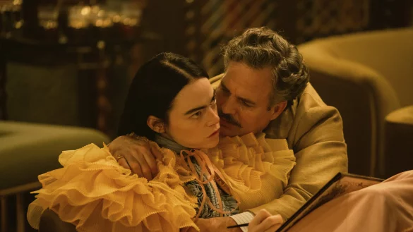 Duncan Wedderburn (Mark Ruffalo) wirbt um Bella Baxter (Emma Stone) und will sie dominieren. Die Aff&auml;re nimmt in dem von einer RTL-Tochter produzierten Film "Poor Things" einen unerwarteten Verlauf. - &copy; picture alliance / ASSOCIATED PRESS