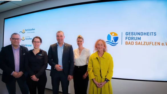 Freuen sich &uuml;ber die Auftaktveranstaltung des neuen Vereins Gesundheitsforum Bad Salzuflen: Stellvertretender Vorsitzender Professor Dr. Carsten Tiemann, Gr&uuml;ndungsmitglied Dr. Marianna Beyer, Vorstandsmitglied Dirk Tolkemitt, Vorsitzende Melanie Koring und Referentin Sonja M. Nothacker. - &copy; Labcon-OWL