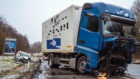 Auf der B1 hat es am Mittwochmorgen einen schweren Unfall gegeben. Drei Menschen kamen dabei ums Leben. - &copy; Freitag TV