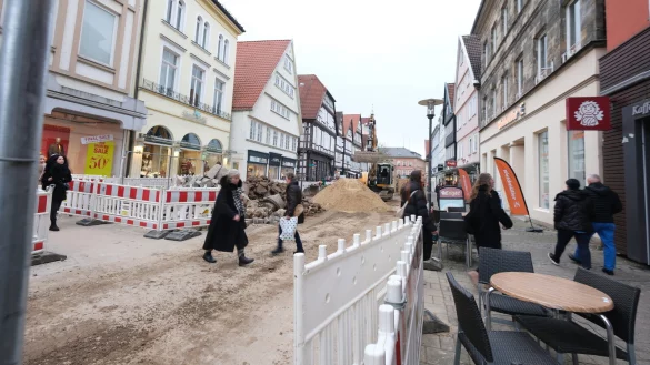 Ein Durchlass erm&ouml;glicht das &Uuml;berqueren der Baustelle - ein Sicherheits-Mitarbeiter wird Wege jeweils freigeben beziehungsweise schlie&szlig;en, wenn der Baustellenverkehr aktiv ist. - &copy; Sven Koch