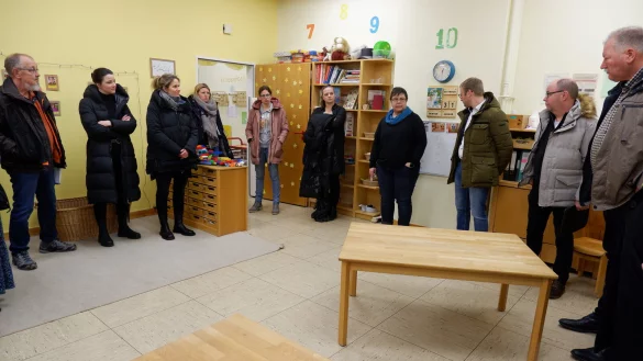 Die Mitglieder des Ausschusses f&uuml;r Schule, Soziales und Generationen werden von Leiterin Anke Tran-M&auml;hner (Mitte) durch die Kita gef&uuml;hrt. - &copy; Lorraine Brinkmann