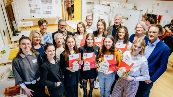 Vorstellung der Entw&uuml;rfe zum Umbau der Paderborner Kindertagesst&auml;tte. (von links) Greta Scharfe (TH OWL), Beate Humberg (PB Kita), Karin G&ouml;ke (PB Kita), Kristina Herrmann (TH OWL), Astrid Wiechmann (PB Kita), Prof. Ulrich Nether (TH OWL), Christina Sotnik (Preistr&auml;gerin), Anastasia Muratidou (Preistr&auml;gerin), Ralf Pahlsmeier (PB Kita), Felina Becker (Preistr&auml;gerin), Selina Reker (Preistr&auml;gerin), Annika Adlung (1. Platz), Michael Husemann (PB Kita), Rita Bierl (Preistr&auml;gerin), Hannah Moch (Preistr&auml;gerin), Kirsten Heyn (PB Kita), Dietmar Pott (PB Kita). - &copy; BESIM MAZHIQI