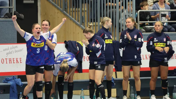 Die HSG Blomberg-Lippe mit Kapit&auml;nin Laura R&uuml;ffieux (links) stimmt sich auf die R&uuml;ckrunde ein. - &copy; Paul Cohen