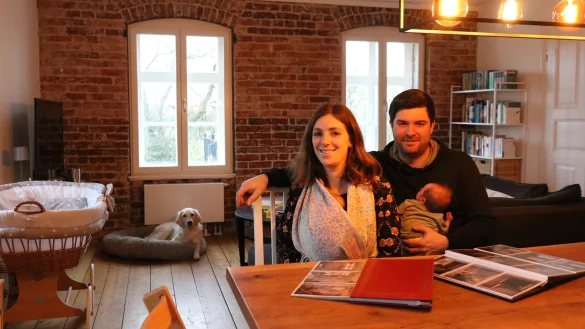 Jana und Marcel St&ouml;lting mit den gerade erst geborenen Zwillingen in ihrem kernsanierten Wohnzimmer mit Original-Backsteinwand. Im Hintergrund H&uuml;ndin "Mira". - &copy; Alexandra Schaller