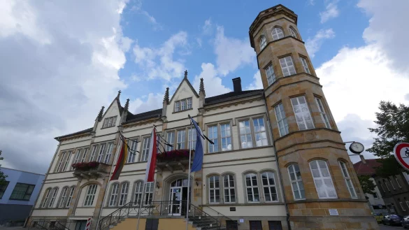 Im Rathaus ist einiges in Schieflage. B&uuml;rgermeister Heinz-Dieter Kr&uuml;ger kassierte bei der Haushaltsverabschiedung viel Schelte f&uuml;r seine Amtsf&uuml;hrung von nahezu allen Fraktionen. - &copy; Archivfoto: Jost Wolf