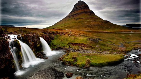 Die Dia-Multivisions-Show in Lemgo wartet mit Bildern von Islands atemberaubender Landschaft auf. Hier zu sehen ist der Kirkjufellsfoss, ein Wasserfall im Westen von Island. - &copy; Roland Marske