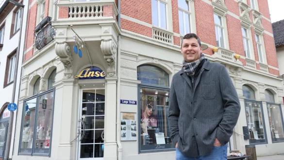 Stephan Meise steht vor seinem Denkmal - dem "Hohen Priester" in der Langen Straße 2. - © Alexandra Schaller