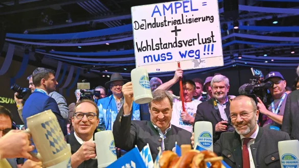 Markus S&ouml;der, Manfred Weber (r.) und Alexander Dobrindt (l.) trinken Bier aus gro&szlig;en Kr&uuml;gen. - &copy; picture alliance / Sven Simon | Frank Hoermann