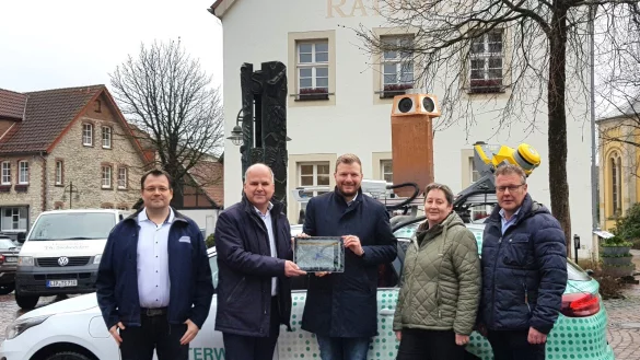 Digitalisiertes Schlangen: Robert G&ouml;ke (Gemeindewerke Schlangen), B&uuml;rgermeister Marcus P&uuml;ster, Daniel Ehling (Westfalen Weser), Andrea M&uuml;ller und Axel Vo&szlig; (beide Gemeinde Schlangen, von links). - &copy; Gemeinde Schlangen