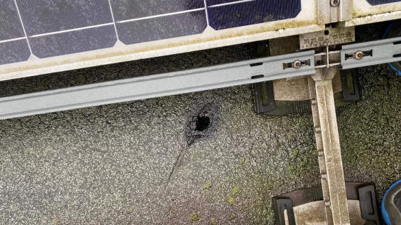 Durch einen Kurzschluss an der Photovoltaikanlage ist ein Loch im Dach entstanden, durch das Wasser in die Mehrzweckhalle der Grundschule Alverdissen eindrang. - &copy; Stadt Barntrup