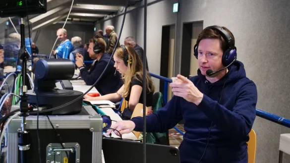 Dyn-Reporter Sascha Staat bei der Arbeit in der Phoenix-Contact-Arena. - &copy; J&ouml;rg Hagemann