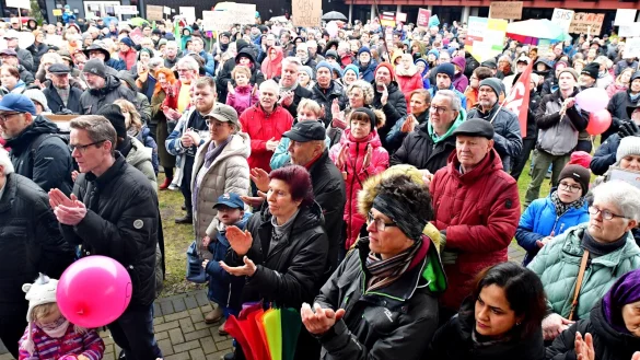 Bei der Demonstration f&uuml;r Demokratie und gegen Rechtsextremismus in Schlo&szlig; Holte Stukenbrock sind auch Oerlinghauser dabei. Peter Jong mit SPD-Fahne, daneben, mit dunkler M&uuml;tze Carl Beneke, dann, nach links, Peter Heepmann, Ute Hansing-Held, Heinz-J&uuml;rgen Benninghoff, Ulrike Meusel (halb verdeckt), Tobias Jaehn und Stephan Held mit roter Jacke. - &copy; Gunter Held