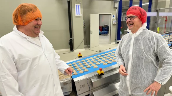 Dermaris-Gesch&auml;ftsf&uuml;hrer Engelbert Harrenkamp (l.) zeigt B&uuml;rgermeister Andreas Sunder die neue Produktionshalle. - &copy; Stadt Rietberg