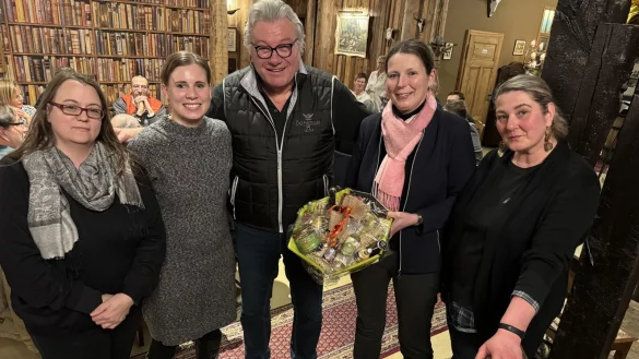 Christine Schmidt, Tirza Peuker, Gastwirt Friedhelm Begemann, Dr. Kerstin Ahaus sowie Marianne Petersmeier (von links) freuen sich &uuml;ber den gelungenen Quiz-Abend. - &copy; Sandra Castrup