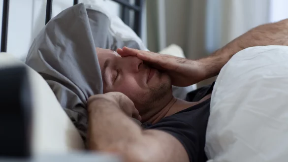 Mit Tipps f&uuml;r Ver&auml;nderungen im Alltag sowie Entspannungs&uuml;bungen vom Experten soll der Schlaf besser werden - und damit auch die Leistung w&auml;hrend der Arbeit. - &copy; (c) dpa-tmn