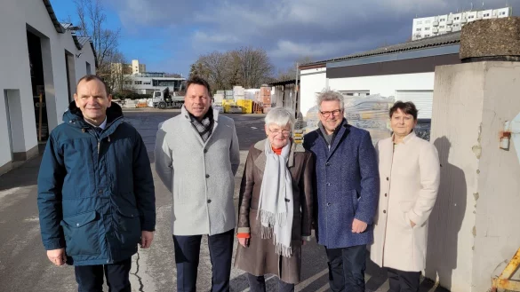 Ab 2025 sollen hier auf dem Berkemann-Gel&auml;nde die ersten Bagger rollen. Der Pr&auml;sident der Technischen Hochschule OWL, Prof. Dr. J&uuml;rgen Krahl (von links), B&uuml;rgermeister Frank Hilker, Margret Berkemann, der Technische Beigeordnete Thomas Lammering und Kanzlerin der TH OWL, Nicole Soltwedel freuen sich auf die Zukunft. - &copy; Raffael Giebel