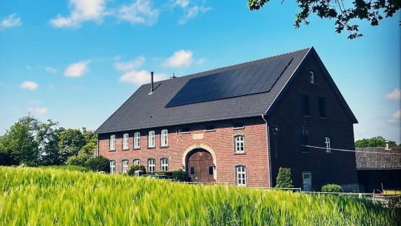 Das denkmalgesch&uuml;tzte Haus von Familie St&ouml;lting am Niewaldweg nach der Sanierung. - &copy; Marcel St&ouml;lting