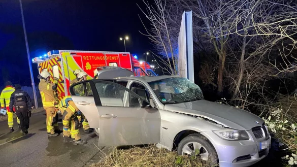 Der BMW hat sich nach dem Unfall seitlich in die L&auml;rmschutzwand auf der Lockhauser Stra&szlig;e gebohrt. - &copy; Daniel Hobein