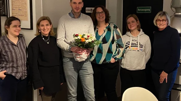 Der Vorstand der Gr&uuml;nen verabschiedet Sebastian Klatte (mit Blumen): (von links) Nadine Schulte, Wiebke Kopsieker, Melanie Reichert, Jenny Langej&uuml;rgen und Christine Fanenbruck - &copy; B&uuml;ndnis 90/Die Gr&uuml;nen