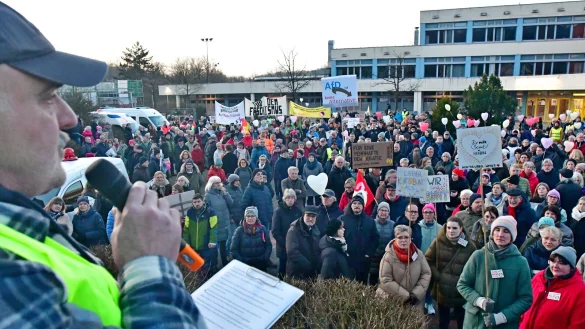 Viele hundert Oerlinghauser sind zum Treffpunkt auf den Schulhof des Niklas-Luhmann-Gymnasiums gekommen. Veranstaltungsleiter Joachim H. Peters erkl&auml;rt den Ablauf der Veranstaltung. - &copy; Gunter Held