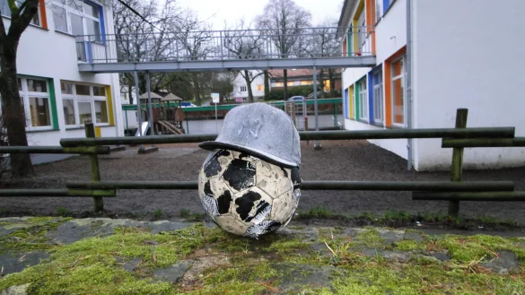 Bewegung ist das neue A&O in der Fr&uuml;hp&auml;dagogik &ndash; da kommt der Plan eines Soccer-Courts auf einer bislang ungenutzten Fl&auml;che an der Grundschule B&ouml;singfeld gerade recht. Auf diesem Bild wartet der reichlich gefledderte Herr Ball darauf, von Kinderf&uuml;&szlig;en in die Tore getreten zu werden. Er ist, wie man deutlich sehen kann, einiges gewohnt. - &copy; Hajo G&auml;rtner