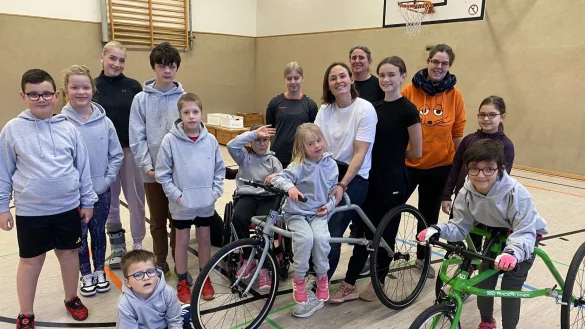 Mit ihrer Gruppe hat sich Desiree B&ouml;sebeck-Singh (wei&szlig;es Shirt) zum Foto aufgestellt. Auch zwei Race-Runner sind zu sehen. Max fehlte an dem Trainingsabend krankheitsbedingt. Hinter Desiree B&ouml;sebeck-Singh steht Tochter Emma. - &copy; Sebastian Lucas