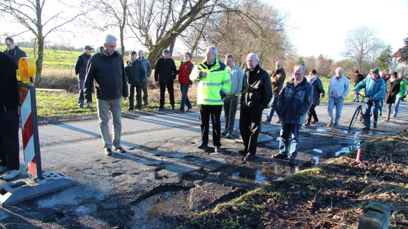 Baurbeiten an der Fettpottstra&szlig;e Leopoldsh&ouml;he, seinerzeit noch mit dem damaligen Bauamtsleiter Hermann Oortmann - &copy; LZ