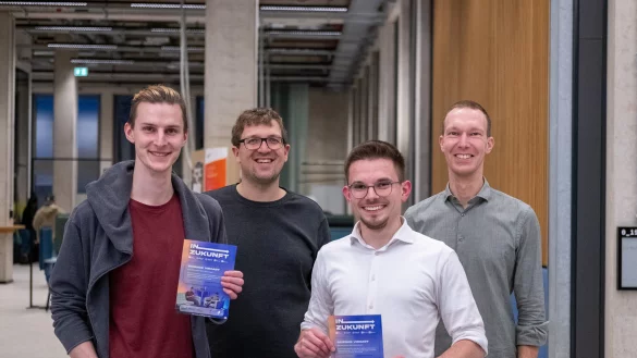 Jan Lukas Fründ (von links, Produzent), Prof. Dr. Andreas Welling (Leiter Institut für Wissenschaftsdialog), Jan Pilgrim (Gastgeber des Podcasts) und Nikolas Rolf (Operativer Leiter "TRInnovation OWL) stellen den Podcast vor. - © TH OWL