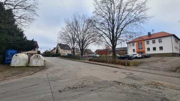 Vorm alten Rathaus (rechts) oder an der Stelle, wo derzeit die Glas- und Altkleider-Container stehen, k&ouml;nnte nach Ansicht des Ortsausschusses Brake eine sogenannte "Kiss&Ride"-Haltestelle f&uuml;r Eltern eingerichtet werden, die ihre Kinder zur Schule bringen m&ouml;chten. - &copy; Nadine Uphoff