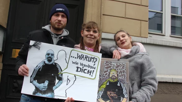 Tobias Engel (von links), Danica Furchert und Mandy Oldenb&uuml;rger erinnern an ihren get&ouml;teten Freund Thorsten D.. - &copy; Janet K&ouml;nig