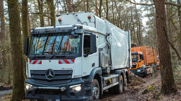 Ein M&uuml;llfahrzeug der Stadt Detmold steckt am Montagmittag im Wald fest. - &copy; FreitagTV