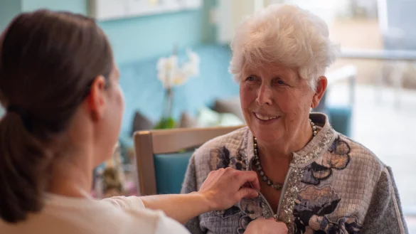 Auch Hilfe beim Ankleiden geh&ouml;rt zur Arbeit des Pflegedienstes. - &copy; RUEDIGER DETERING