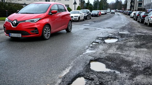 Schlagl&ouml;cher, wie hier auf der Bielefelder Schlo&szlig;hofstra&szlig;e, sind vielerorts keine Seltenheit mehr. - &copy; Barbara Franke