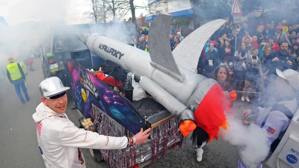 Tausende Besucher zog es zum Umzug nach Kalldorf. 12 Mottowagen und 35 Fu&szlig;gruppen waren in diesem Jahr dabei. - &copy; Nicole Ellerbrake